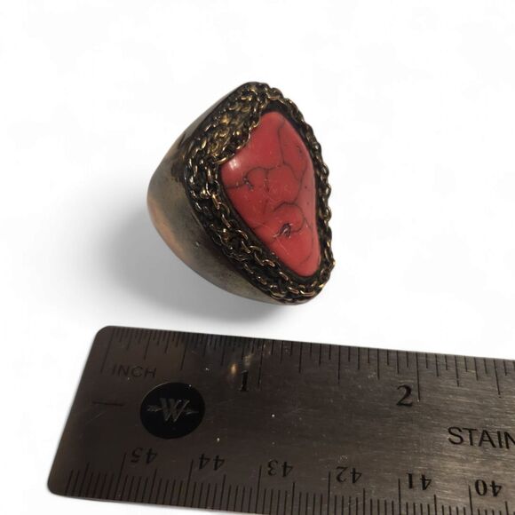 Vintage Red Howlite Statement Ring – US Size 8 – Brass Setting with Chain Detail - Picture 2 of 8